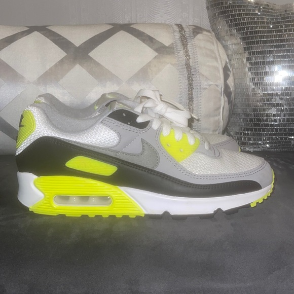Nike Shoes - SE nike air max